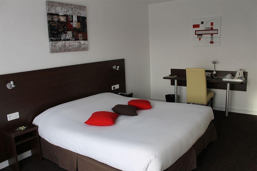 Logis Hotel & Restaurant - Le Relais De Montigny Монтиньи Экстерьер фото